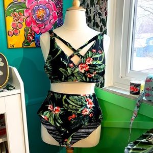 Torrid medium 00 tropical geometric reversible swimsuit